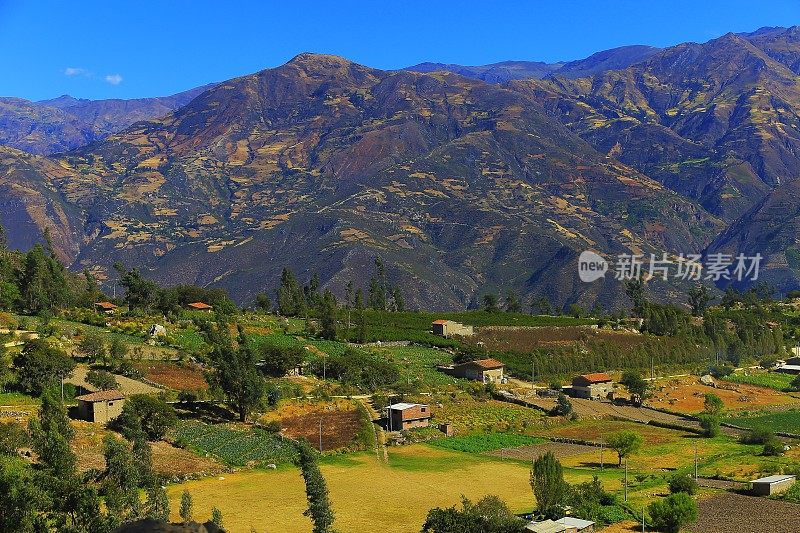 秘鲁Ancash, Cordillera Negra - Huaraz的谷仓、农业和牧场